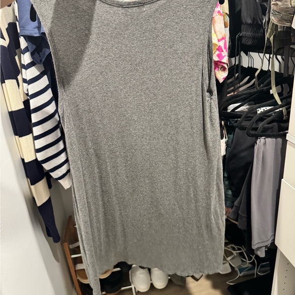 Chic grey peek-a-boo tank top - Picture 4 of 4